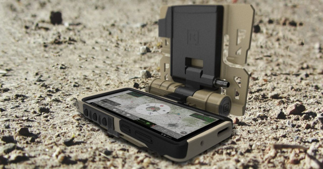 Samsung představil mobil pro vojáky. Čím se liší?