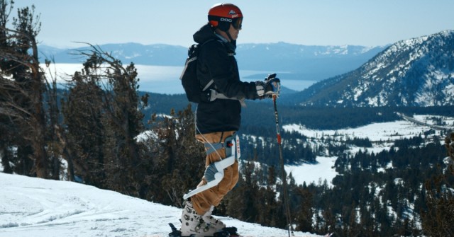 Exoskelet pomůže lyžařům řezat zatáčky a šetřit kolena