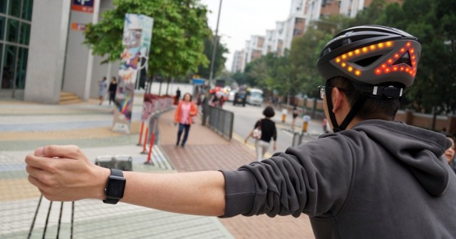 Cyklistická helma Lumos má v sobě zabudované blinkry. Jak se ovládají?